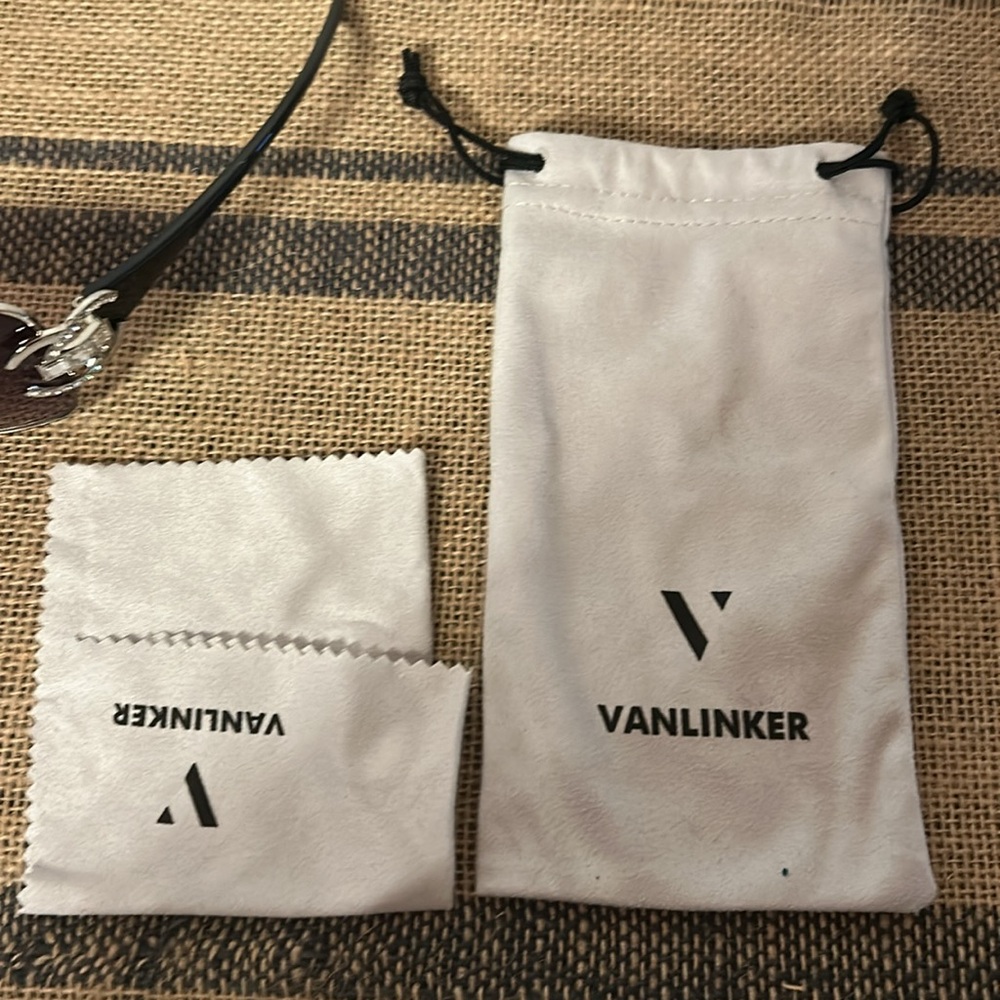 [VANLINKER] Bejeweled Black Sunglasses With Case/Cloth - Picture 7 of 7